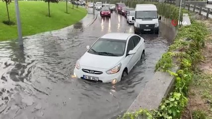 İstanbul'da aniden bastıran yağmurda Topkapı Varyant altı sular altında kaldı