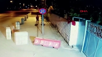 KAHRAMANMARAŞ ÇOCUKLAR, RÜZGAR NEDENİYLE KATLANAN TÜRK BAYRAĞINI DÜZELTİP ÖPTÜ
