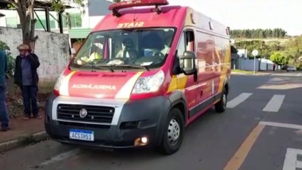 Carro e moto batem no Bairro Guarujá e jovem é socorrido pelo Siate
