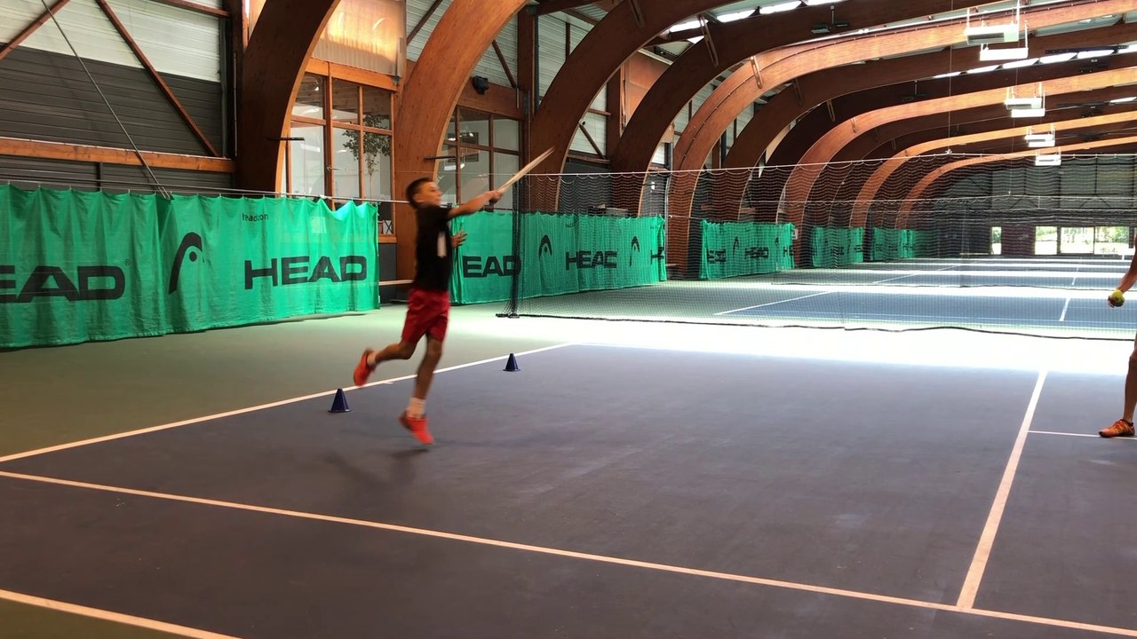 Appuis en ligne et contraste de charge au tennis