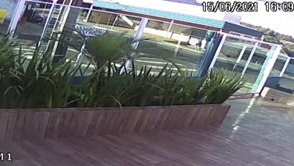 Câmera mostra batida entre carro e moto no Bairro Guarujá