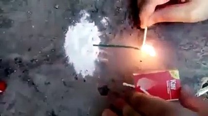 Torpil barutu yakmaya çalışırken kendini yakan çocuklar