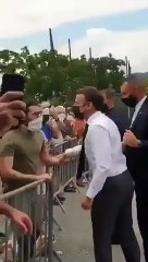 Le pegan una bofetada al presidente de Francia, Emmanuel Macron.
