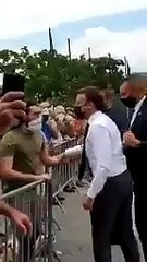 رجل يصفع الرئيس الفرنسي على وجهه