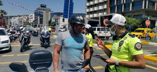 Kuşadası polisinden kask uyarısı