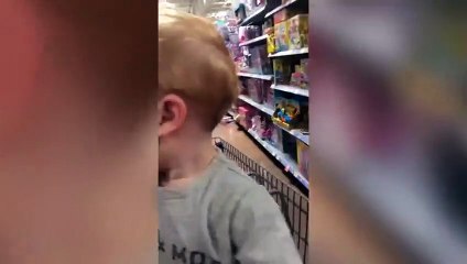 Gördüğü oyuncaklar karşısında çıldıran çocuk