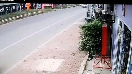 รถบรรทุกเลี้ยวตัดหน้า รถ จยย.หนุ่มพนักงานโรงงานไฟฉาย ดับสลดคาถนน เลียบด่วนทุ่งครุ