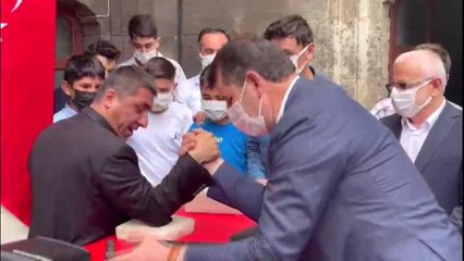 Vali, şehrin fenomeni ile bilek güreşi tuttu