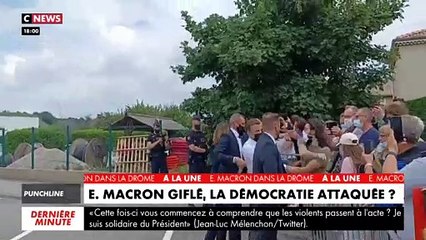 Video herunterladen: Emmanuel Macron giflé: Regardez l'agression du Président filmée sous un autre axe alors qu'un homme le gifle lors de son bain de foule