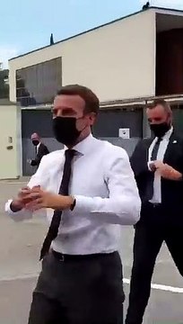 Le président Macron se prend une gifle pendant un bain de foule