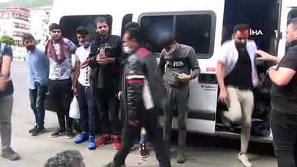 Dur ihtarına uymayan minibüsten 35 kaçak çıktı