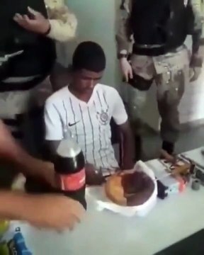 Des policiers lui fêtent ses 18 ans juste avant de l'embarquer... Prison