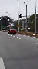 Ne jamais se moquer d'une voiture qui fait une sortie de route... bad karma
