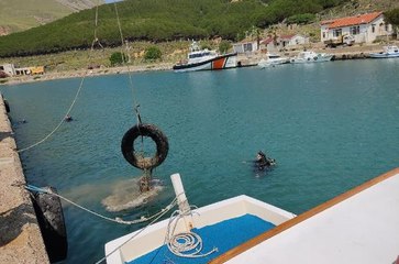 GÖKÇEADA BELEDİYE BAŞKANI ÇETİN, DALIŞ YAPARAK DENİZİ TEMİZLEDİ