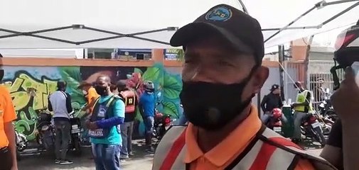 Motoristas sacan licencia de conducir tras muchos años en la calle