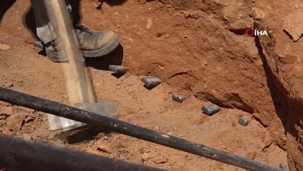 Mevsimlik işçiler ekmeklerini taştan çıkarıyor