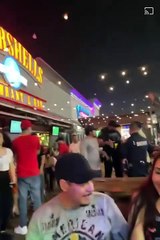 Segurança retira desordeiro de restaurante como se fosse uma criança...