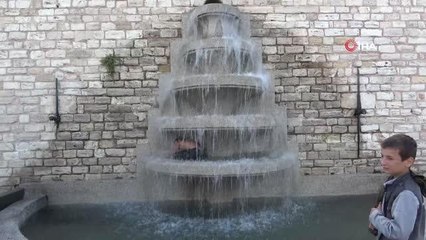 Son dakika haberi | Taksim'de çocukların süs havuzunda tehlikeli oyunu