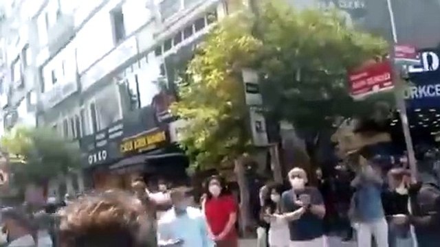 Ziraat Bankası önünde öğrencilerden eylem: 'AKP'nin gençliğe faturası'nı yırttılar