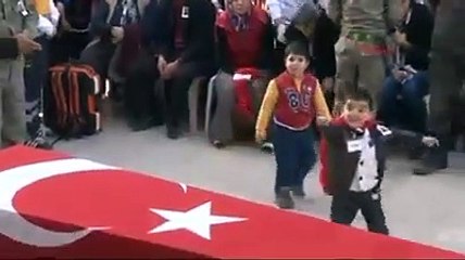 Şehit çocuğundan yürek titreten sözler! "Bak bu benim babam..."