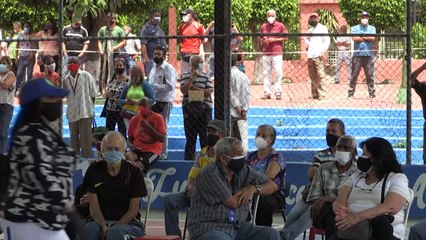 Largas filas para vacunación contra el covid-19 en Caracas