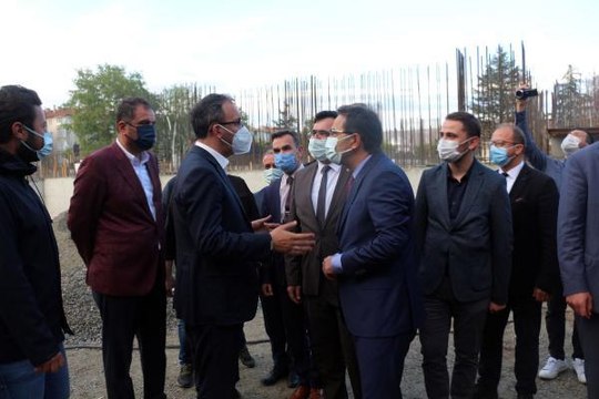 Bakan Kasapoğlu, yarı olimpik yüzme havuzu inşaatını inceledi