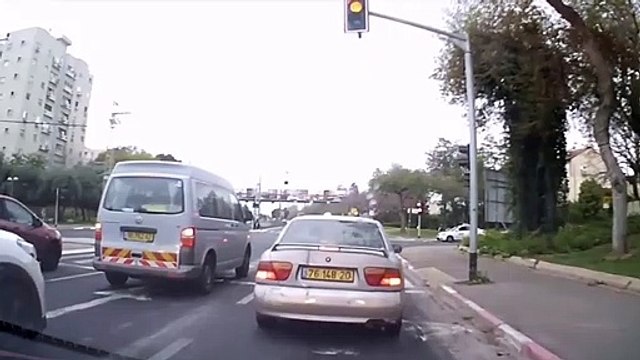 Un cycliste chanceux passe à 2 doigts du drame