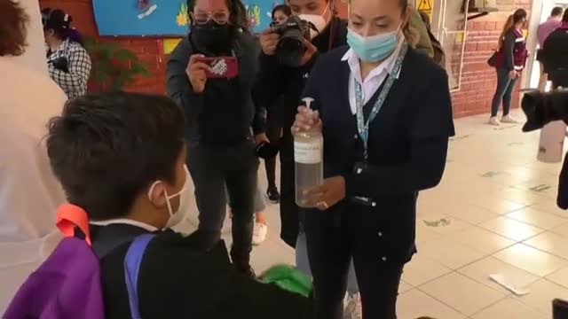 Reabren los colegios en México DF con las tasas más bajas de covid en el último año