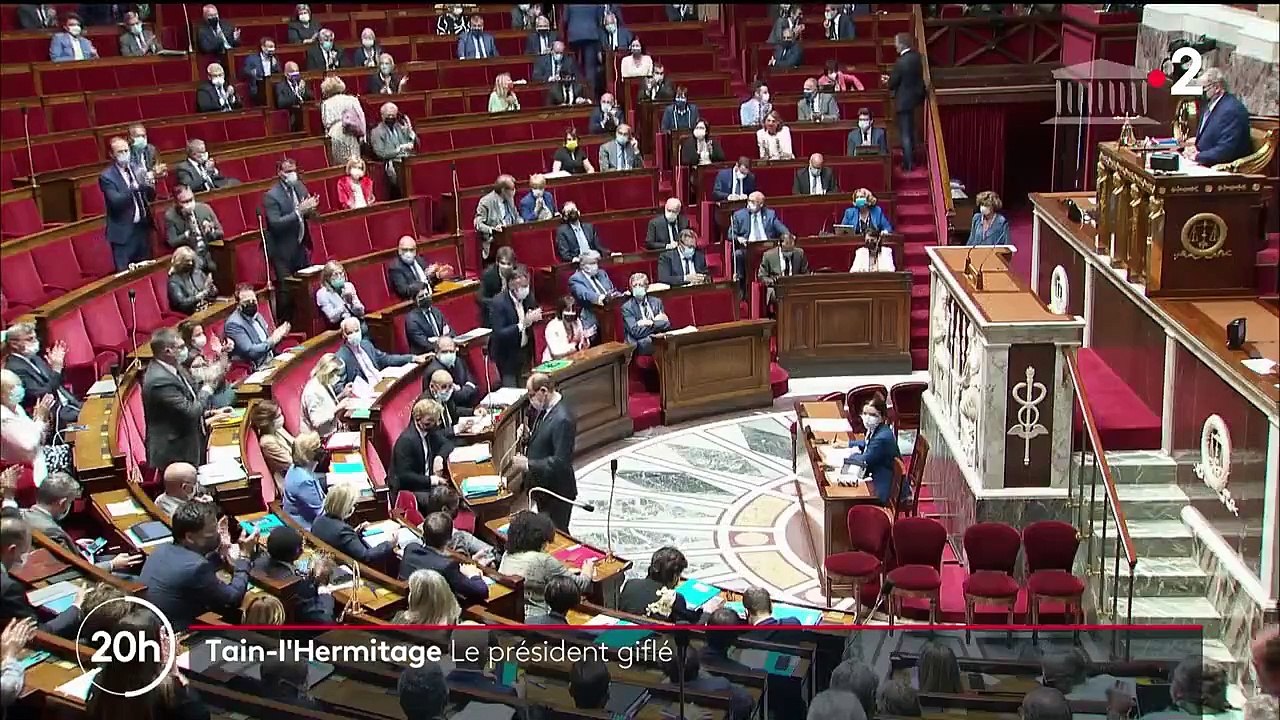 Emmanuel Macron giflé : deux hommes interpellés et placés en garde à vue