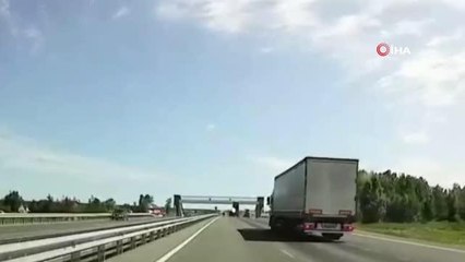 Rusya'da damperi açılan kamyon üst geçidi yıktı