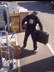 Un déménageur galère avec une valise