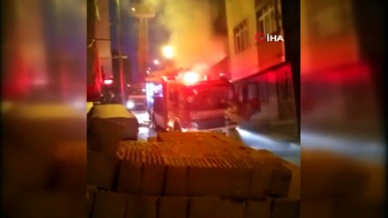 Küçükçekmece’de tek katlı baraka alev alev yandı... Panik yapan kadın kendini balkondan attı