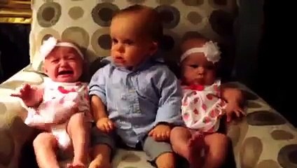 İlk kez ikiz görünce şaşıran tatlı bebek!