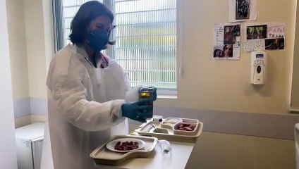 Paciente de Blumenau toma cerveja e come linguiça em hospital durante recuperação da Covid-19