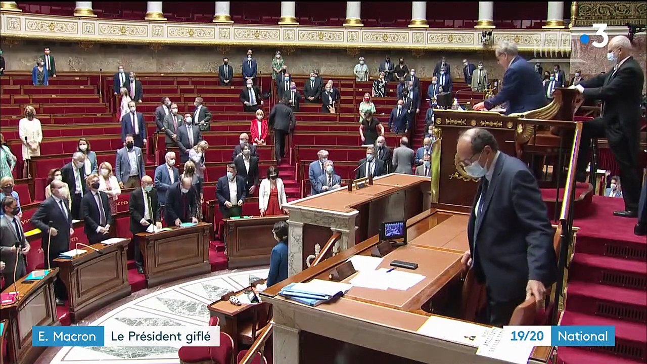 Emmanuel Macron giflé en plein bain de foule