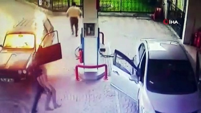 Alevlerin arasından böyle çıktı... Akaryakıt istasyonundaki otomobil alev topuna döndü