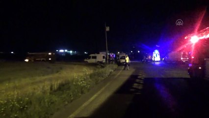 ANKARA - Otomobil dereye devrildi: 3 ölü, 1 yaralı