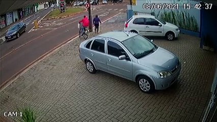 Câmera mostra homem furtando bicicleta no Bairro Parque Verde