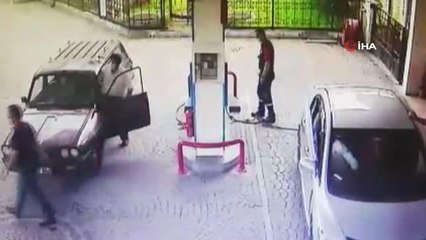 Alevlerin arasından böyle çıktı... Akaryakıt istasyonundaki otomobil alev topuna döndü