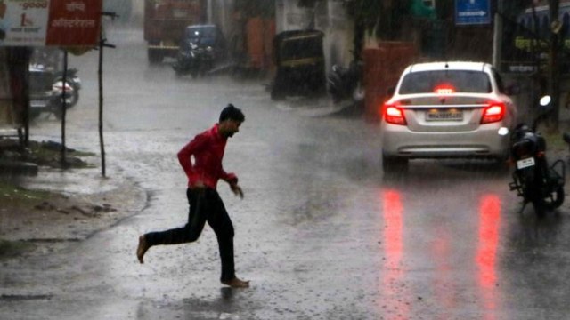 As monsoon arrives, heavy rain lashes parts of Mumbai