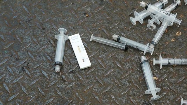 Sampah Medis Berserakan di JPO, Ada Alat Suntik hingga Tes Antigen