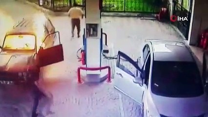 Akaryakıt istasyonunda alev alan otomobilin içinden böyle çıktı