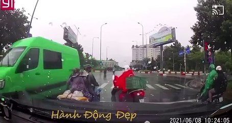 Thanh niên tặng áo mưa cho cặp vợ chồng chở con nhỏ ngày mưa gió