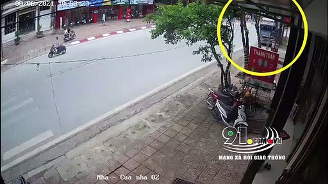 Khoảnh khắc tài xế nghèo đánh lái cứu 2 người sang đường ẩu