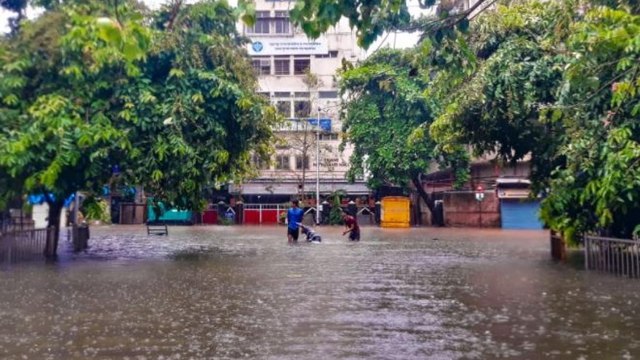 Waterlogging at several places as heavy rain lashes Mumbai