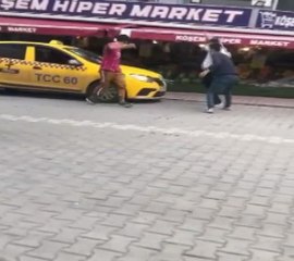 ESENYURT'TA TAKSİCİYLE MOTOKURYENİN TERMOSLU YOL VERME KAVGASI
