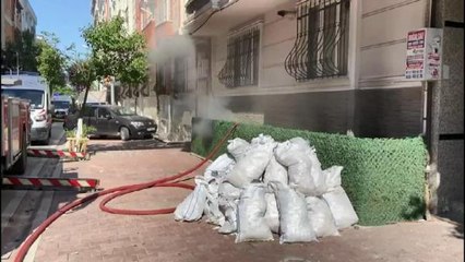 ESENYURT'TA BODRUM KATTA YANGIN; EV SAHİBİNİN YANGINI ÇIKARDIĞINI İDDİA ETTİLER