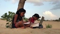 Watch- रेत के धोरों पर बैठ पढ़ाई करने को मजबूर ग्रामीण बच्चे, इंटरनेट के अभाव से आ रही परेशानी