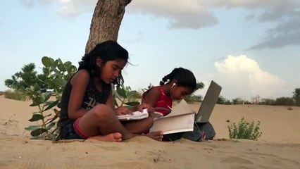 Watch- रेत के धोरों पर बैठ पढ़ाई करने को मजबूर ग्रामीण बच्चे, इंटरनेट के अभाव से आ रही परेशानी