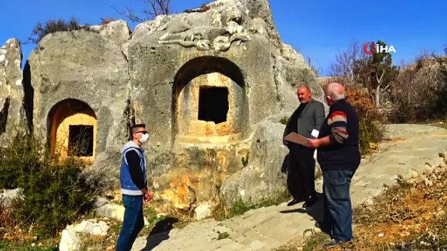 Hitit dönemine ait 5 bin yıllık anıt mezar ziyaretçilerini bekliyor- Türkiye’de başka bir benzeri olmadığı söylenen 5 bin yıllık kayaya oyulmuş anıt mezar yabancı turistlerin de ilgisini çekiyor